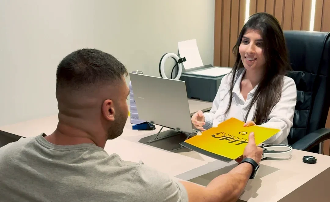 Nutricionista da UFit entregando o plano alimentar a um aluno